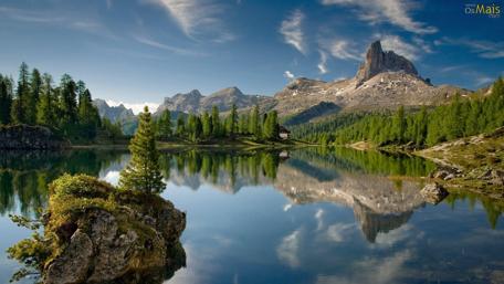 Serene Reflection of Nature's Beauty wallpaper