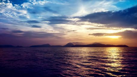 Serene Sunset Over Tranquil Waterscape wallpaper