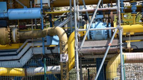 Industrial Refinery Machinery in 4K Quality Showcase of Technical Elegance wallpaper