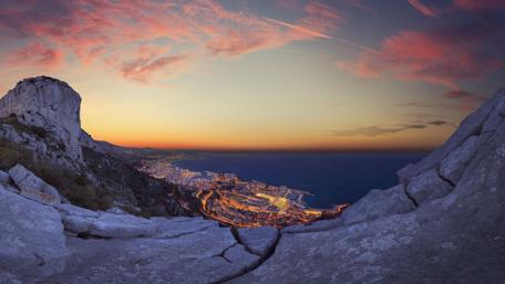 Stunning Cityscape at Sunset Over the Sea wallpaper