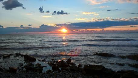 Blissful Sunset Over Tranquil Waves wallpaper