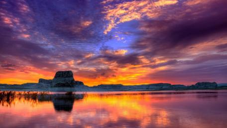 Majestic Sunset Over Tranquil Waters wallpaper