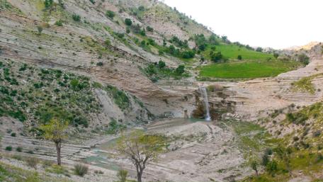 Serene Mountain Oasis with Cascading Waterfall wallpaper