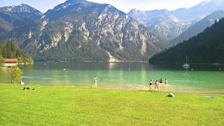Tranquil Lakeside Retreat in the Mountains wallpaper