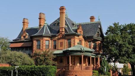 Historic Mansion in a Vibrant Cityscape wallpaper