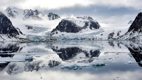 Winter Serenity Mirror of Nature's Beauty wallpaper