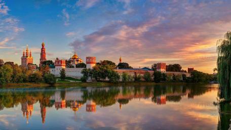 Moscow Serenity in Summer Reflection wallpaper