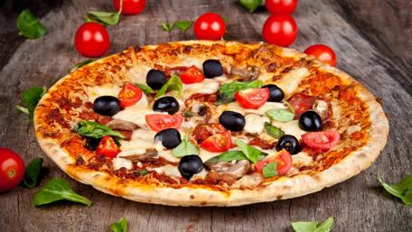 Deliciously Fresh Homemade Pizza Wallpaper wallpaper