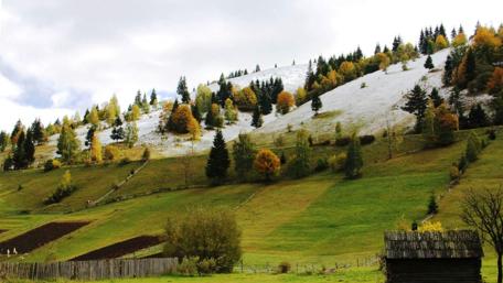 Majestic Mountain Landscape in Autumn wallpaper