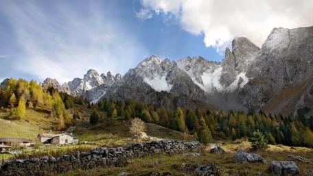 Majestic Mountain Retreat in the Wilderness wallpaper
