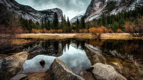 Title: Tranquil Mountain Lake Reflection wallpaper