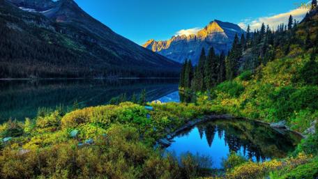 Serene Mountain Lake Reflection wallpaper