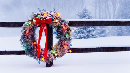 Festive Wreath in Winter Wonderland wallpaper