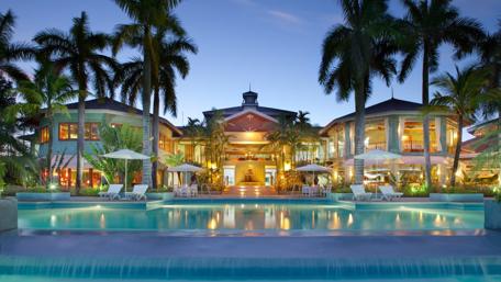 Tropical Luxury Retreat with Poolside Bliss wallpaper