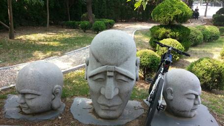 Sculptural Serenity in a Park Setting wallpaper