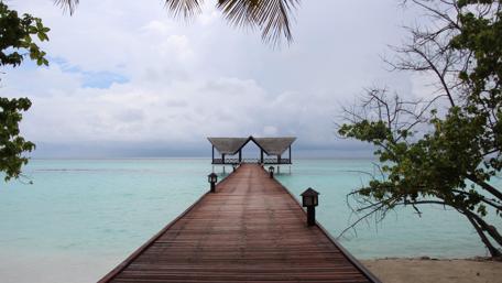 Serene Escape on a Maldivian Dock wallpaper