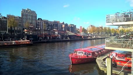 Serene Amsterdam Waterway View with Boats wallpaper