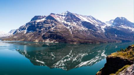 Majestic Mountains Reflecting on Tranquil Waters wallpaper