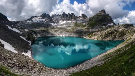 Mountain Tranquility by the Lake's Edge wallpaper