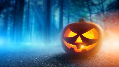 Eerie Jack-o'-Lantern in the Woods wallpaper