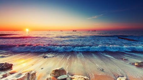 Tranquil Sunset Over Ocean Waves wallpaper
