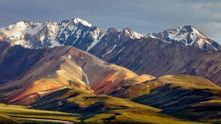Majestic Peaks Under Glorious Sunshine wallpaper