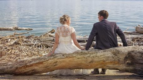 Love by the Water's Edge in 4K Resolution wallpaper