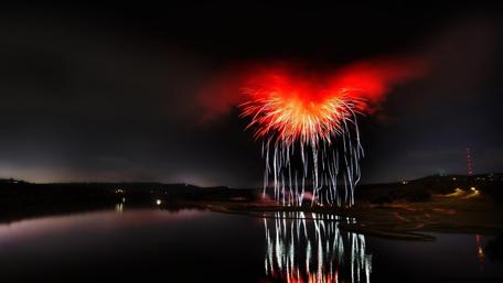 Dazzling Fireworks Over Tranquil Lake wallpaper