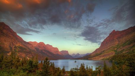 Majestic Mountain Lake Scene wallpaper