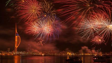 New Year's Eve fireworks in  Portsmouth (United Kingdom) wallpaper