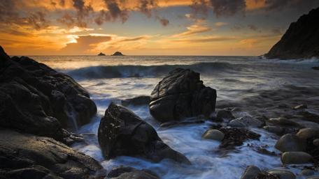 Serene Sunset Over Peaceful Waves wallpaper