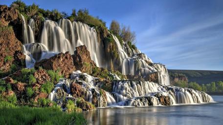 Majestic Waterfall Serenity wallpaper