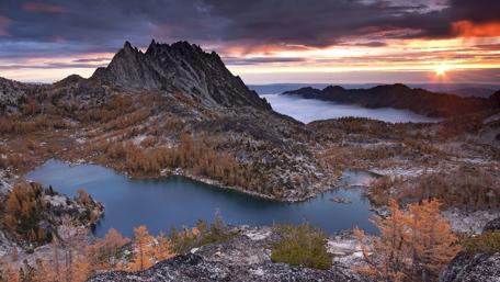 Tranquil Sunset Over Majestic Hills and Lakes wallpaper