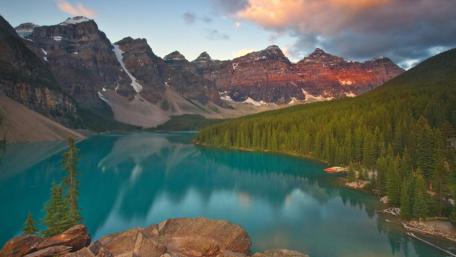 Serene Mountain Lake at Sunrise wallpaper