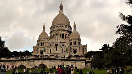 Majestic Basilica Overlooking the Cityscape wallpaper
