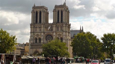 Stunning View of Notre-Dame Cathedral in Paris wallpaper