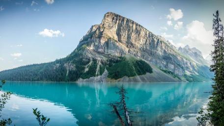 Majestic Mountain Reflection in Tranquil Lake wallpaper