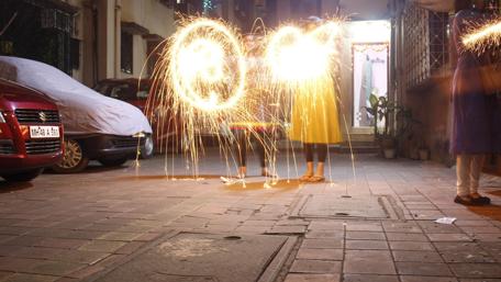 Sparkling Diwali Celebrations in Low Light Atmosphere wallpaper
