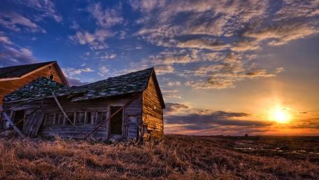 Rustic Cottage at Sunset in Open Field wallpaper