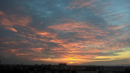 Breathtaking Sunrise Over Urban Landscape wallpaper