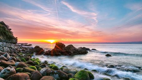 Sunset over Rocky Shoreline wallpaper