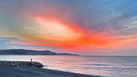 Serene Sunset Over Tranquil Waters wallpaper