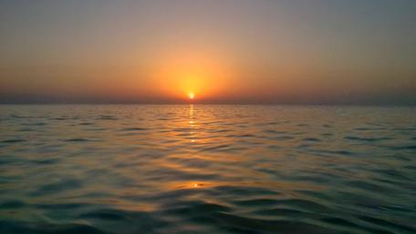 Tranquil Sunrise Over Serene Waters wallpaper