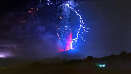 Volcanic Eruption with Lightning wallpaper