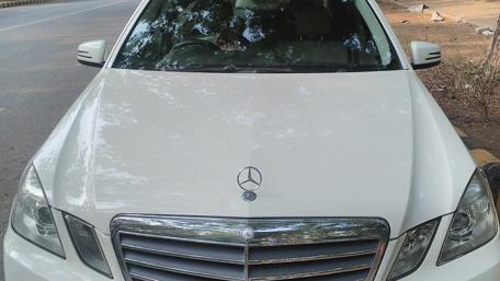Sleek White Luxury Car Wallpaper wallpaper