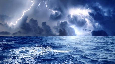 Stormy Ocean Majesty Captured in Dramatic Light wallpaper