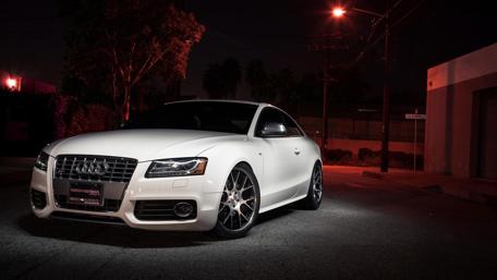Sleek Audi RS5 Under Night Lights wallpaper