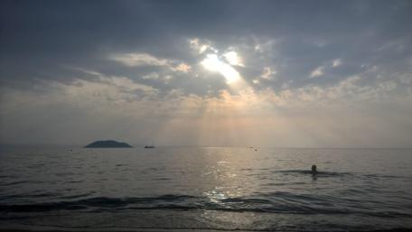 Serene Sunset Over Calm Sea Experience wallpaper