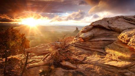 Sunlit Serenity over Rocky Horizons wallpaper