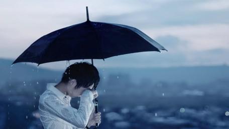 Lonely Moments Under the Rainstorm wallpaper